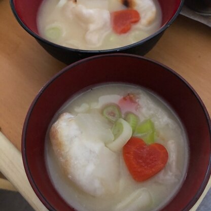 大分出身の主人のために関西風のお雑煮が作りたくて参考にさせていただきました。子どもが野菜嫌いなので、ニンジン、大根は型抜きしてみました。
